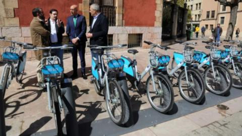 El alcalde de León, José Antonio Diez, y el concejal de Movilidad, Vicente Canuria, cuando presentaron en abril de 2022 el nuevo servicio de alquiler de bicicletas / Foto: Ayuntamiento de León