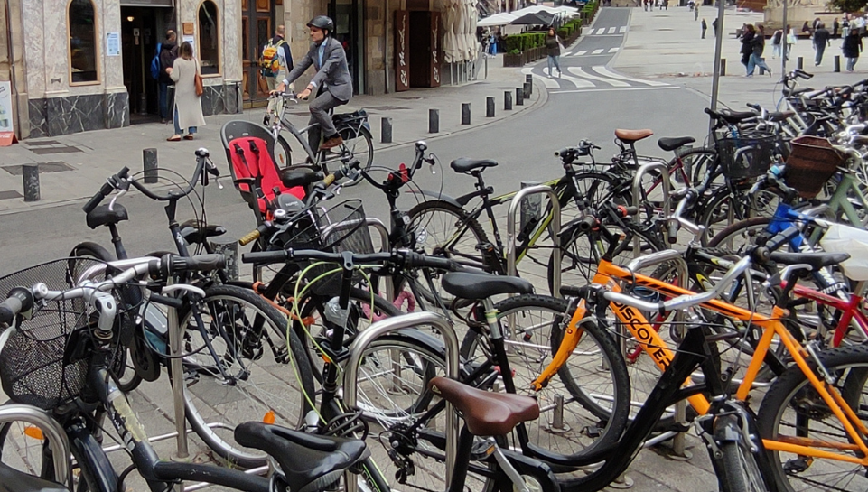 El casco viejo de Vitoria, lleno de bicicletas.