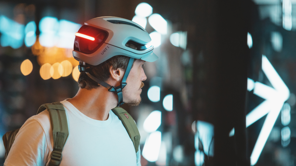UNIT 1 presenta su casco inteligente para bicicletas