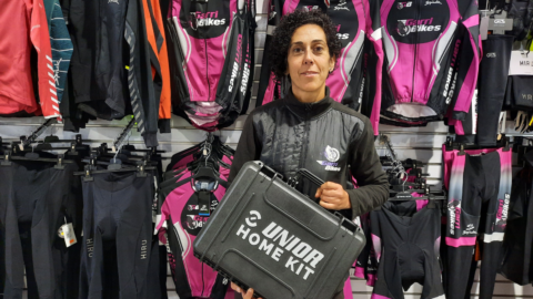 María José Reyes, responsable de la tienda Garri Bikes, ganadora del sorteo de la encuesta salarial que realizó este medio